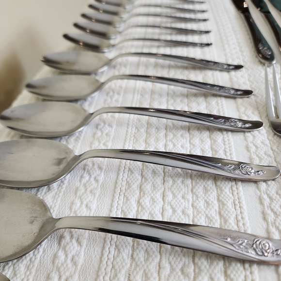 24-Piece Oneida Roseanne Stainless Flatware Set Stainless Canada - Picture 1 of 10